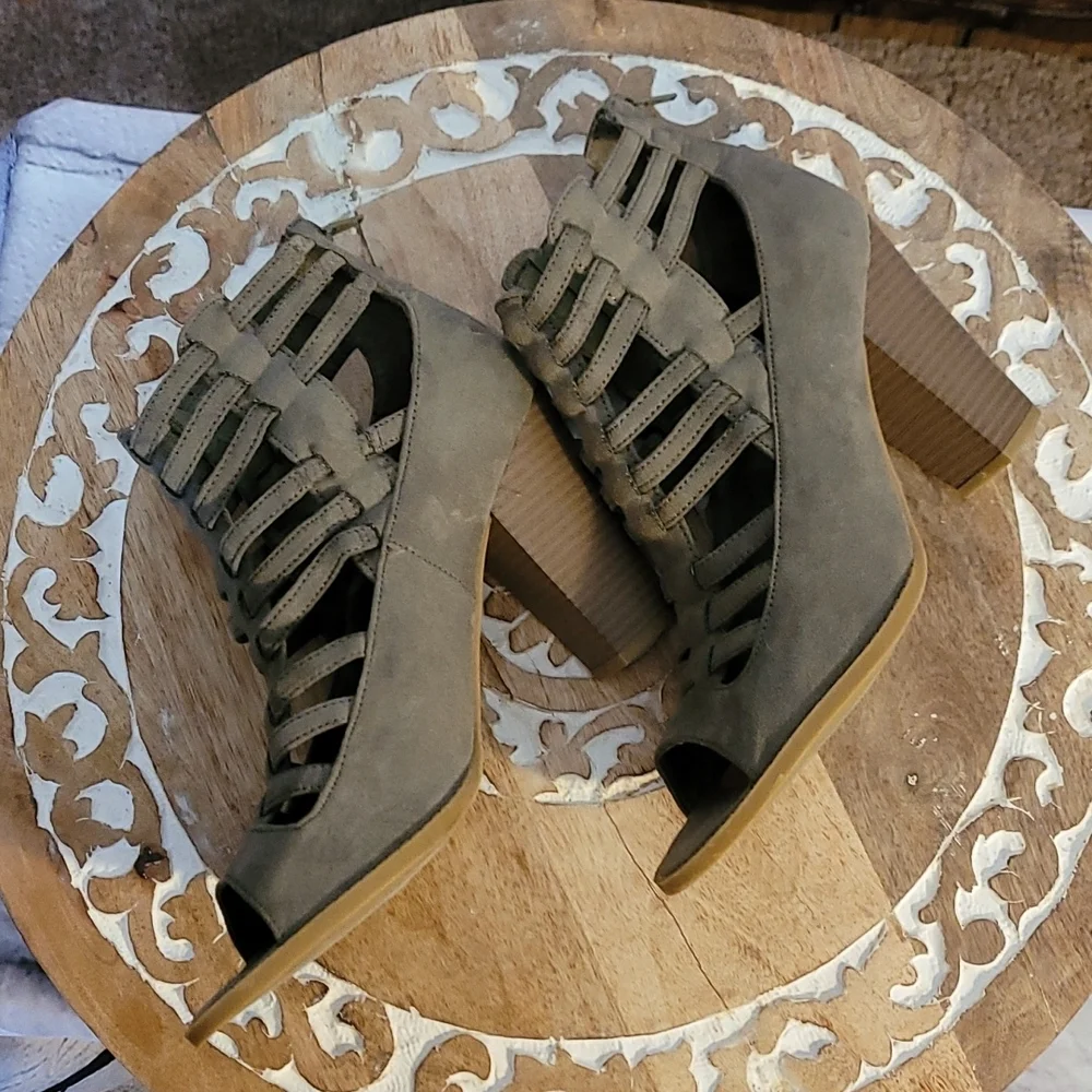 G by Guess Gladiator Stlye Peep-toe Suede Shoes w/Stacked Heel - Taupe - Picture 11 of 12